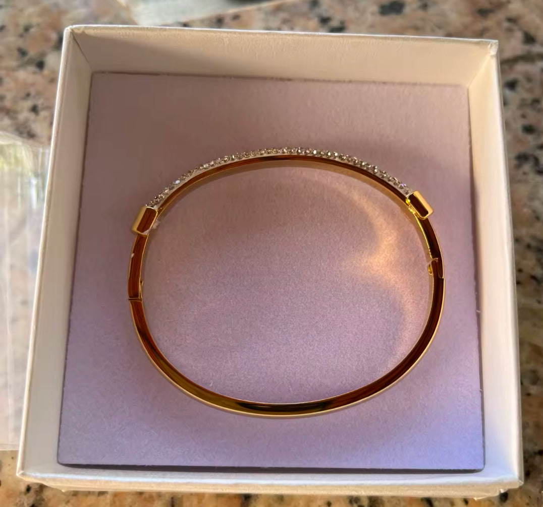 Elegant Zirconia Cuff
