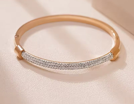 Elegant Zirconia Cuff